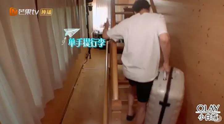 HunanTV Viva La Romance Episode 9 Wei Daxun Carries The Luggage Up