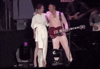 Li Ronghao Successfully Proposes to Rainie Yang