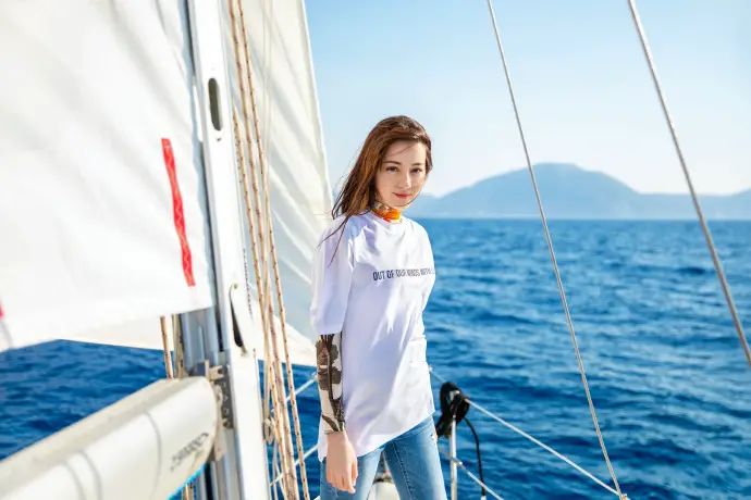 Dilraba Broke Down in Tears on "Feel the World" Because of One Person