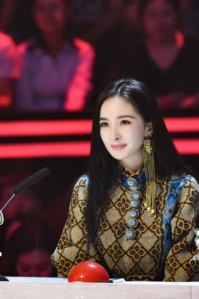 Netizens Complain about Yang Mi's Pictures Being Overly Photoshopped