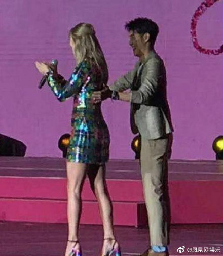 Host of Taylor Swift's Guangzhou Fan Meeting, Andy Chen, Apologizes After Fans Complain about His Alleged Unnecessary Physical Contact