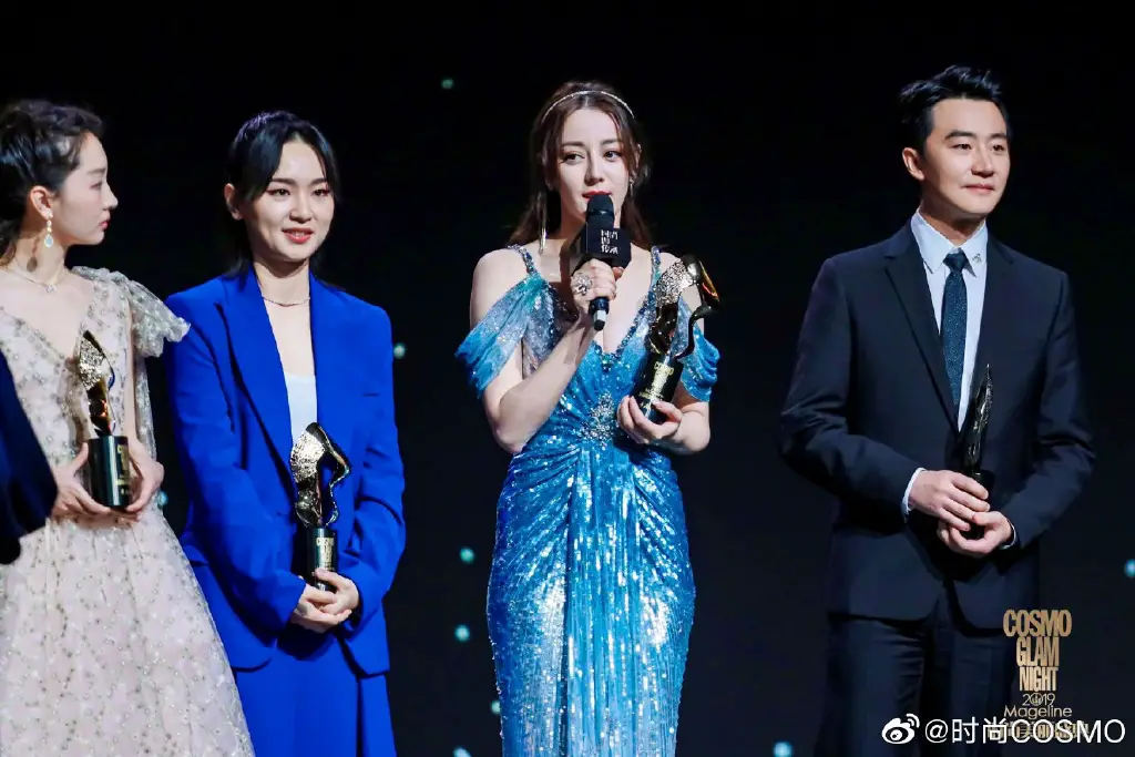 Host, Zhu Dan, Apologizes for Mixing Up Guli Nazhi and Dilraba's Names at 2019 COSMO Glam Night