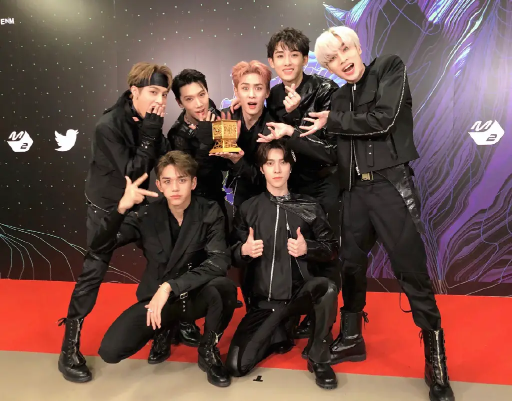WayV's Qian Kun Surprised When He Discovers the "Fan" that Received His Specially Autographed Album