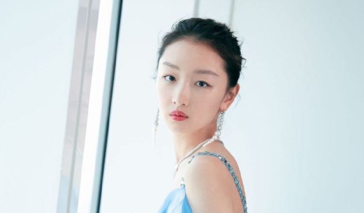 31-year-old Zhou Dongyu was accidentally encountered in Singapore. She is  as tall as 170cm and glowing without makeup! - iMedia