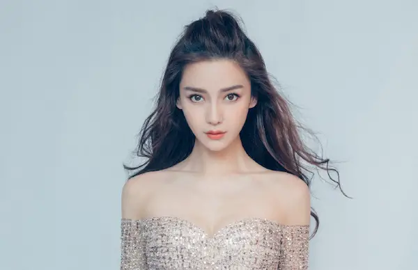 Angelababy's Position in Picture with Socialite Friends Prompts Comparisons to Drama, "Nothing But Thirty"