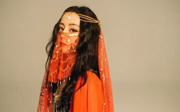 Dilraba Performed Xinjiang Folk Dance at the Dragon TV New Year 2021 Countdown Ceremony