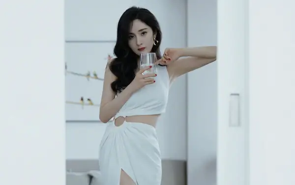 Yang Mi Reportedly Gets Hit On while Hanging Out with Her Bestie