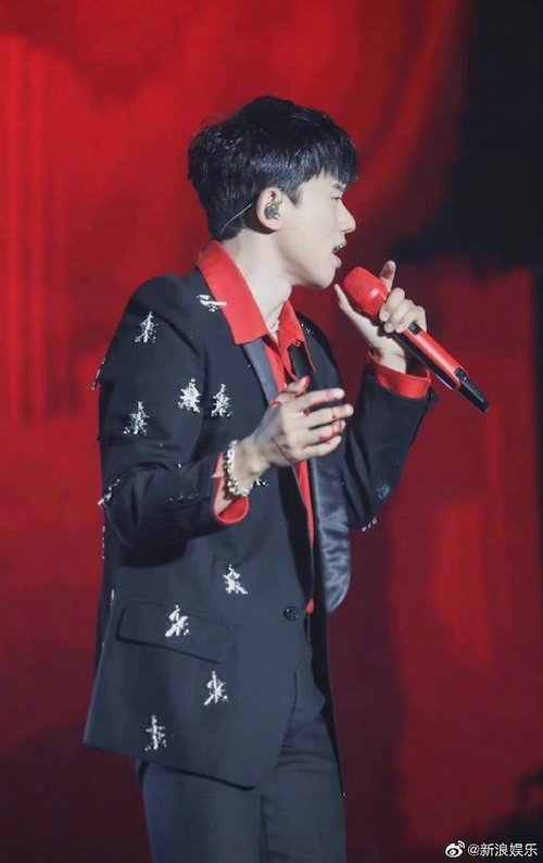 Чжан Цзе получил травму во время выступления, но продолжил концерт